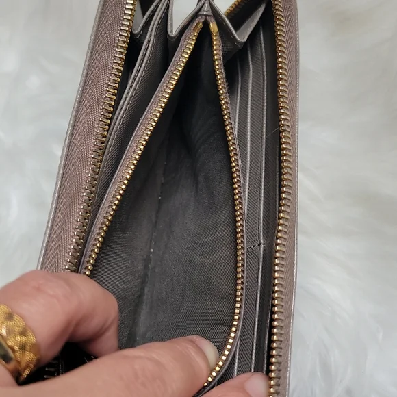 PRADA - Picture 15 of 16